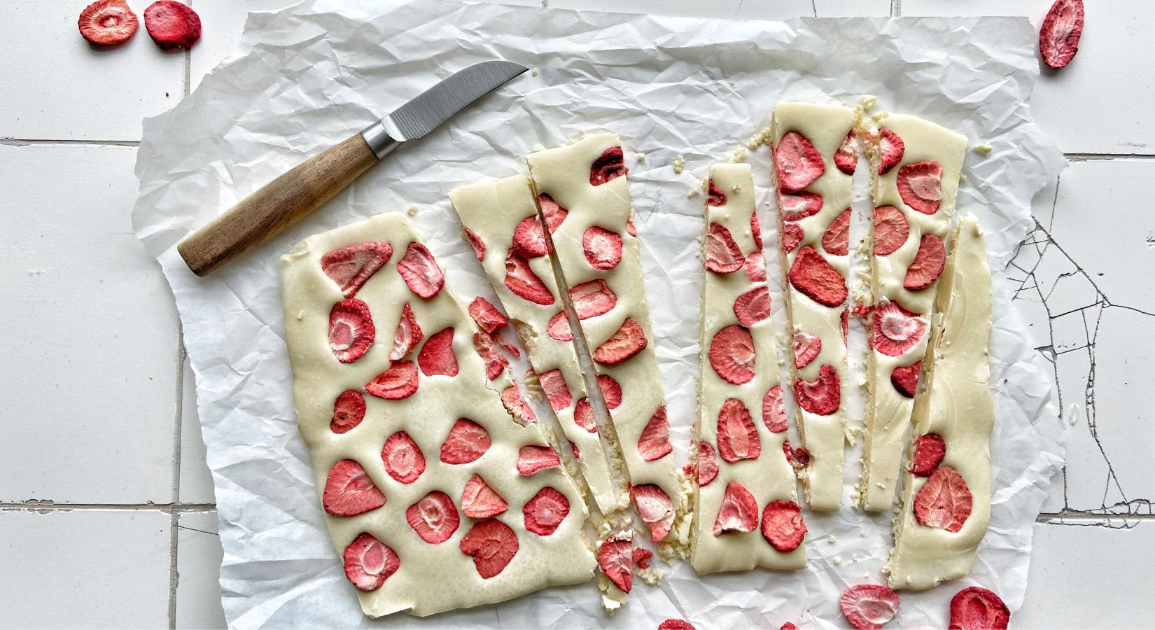 WeiĂźe Bruchschokolade mit Erdbeeren