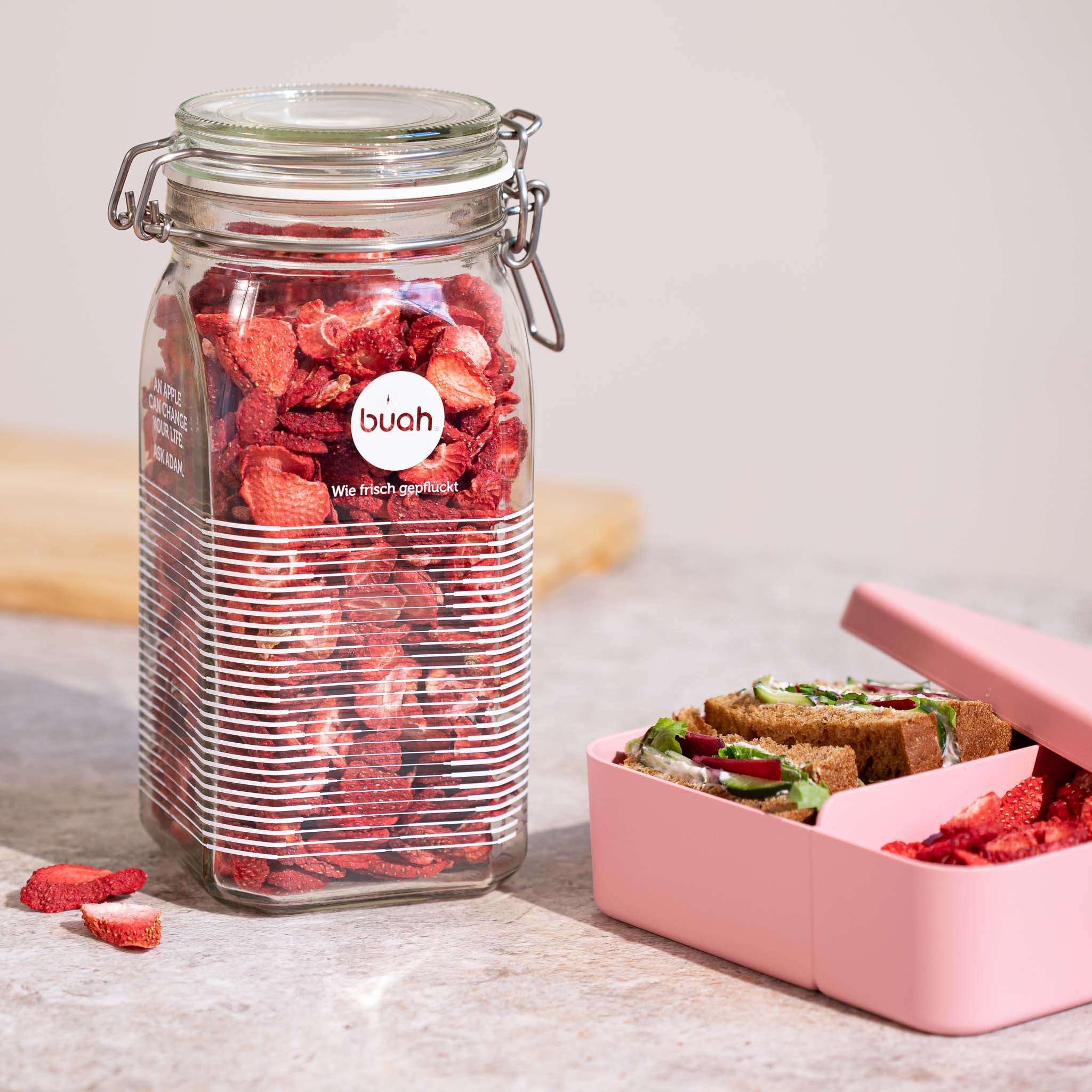 Nachfuellglas aus Glas von buah mit weiĂźen Streifen und gefĂĽllt mit buah Erdbeeren