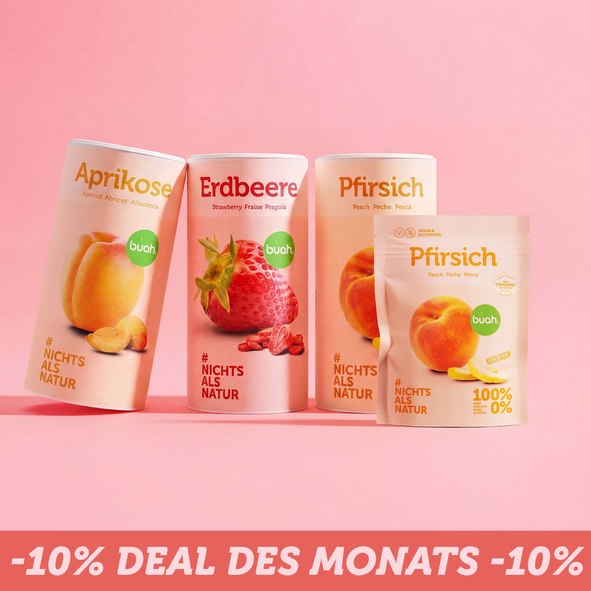buoh.shopal des Monats Set. Drei große Dosen buah gefriergetrocknete Früchte in den Sorten Aprikose, Erdbeere und Pfirsich stehen nebeneinander vor einem pinken Hintergrund. Rechts davor steht ein kleiner Beutel Pfirsich. Unten verläuft ein Banner mit „-10% Deal des Monats -10%“.