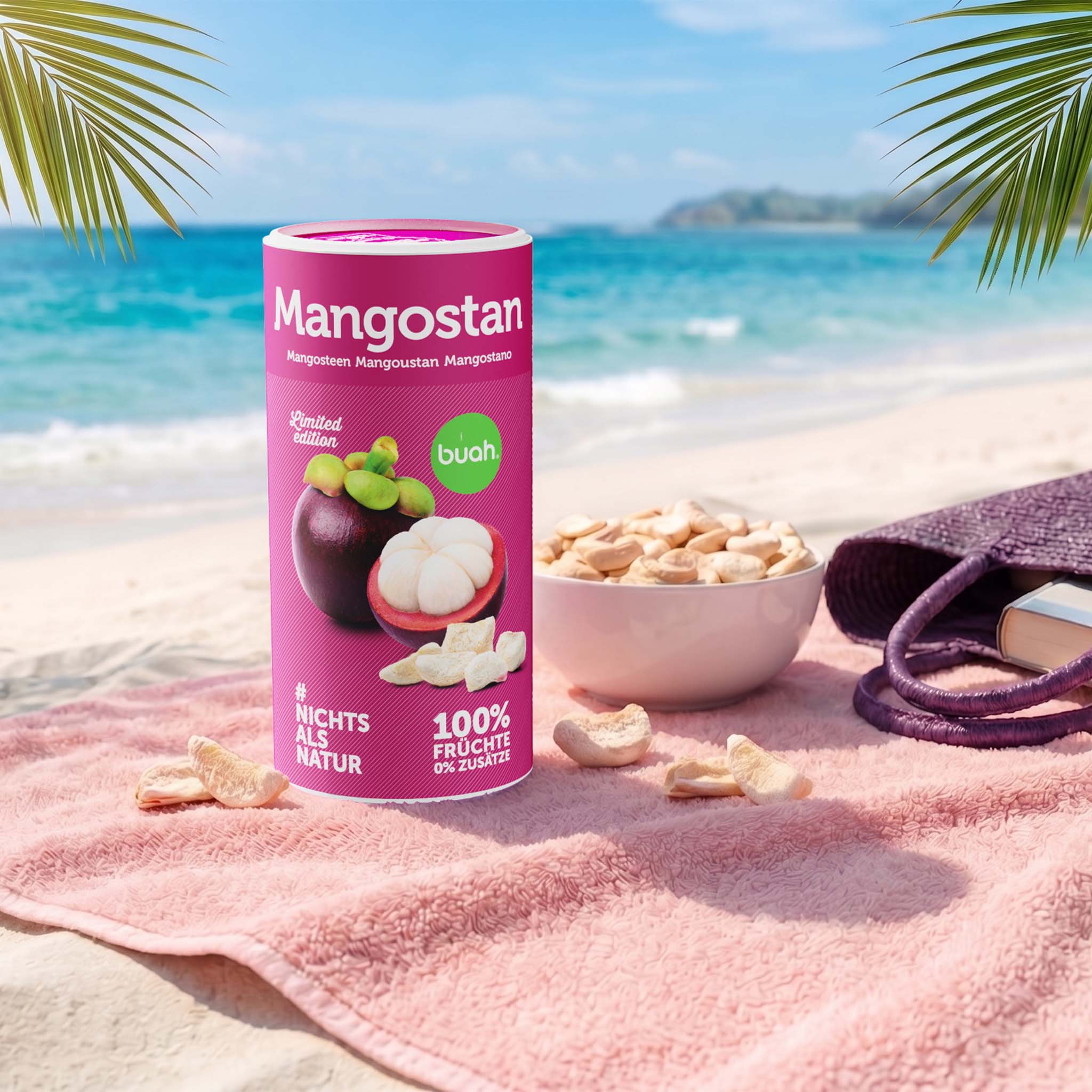 Eine sommerliche Strandszene. Eine Dose buah gefriergetrocknete Mangostan und eine weiĂźe Schale mit FruchtstĂĽcken stehen auf einem rosafarbenen Handtuch im Sand. Daneben liegen eine lila Strohtasche und ein Buch vor blauem Meerwasser.