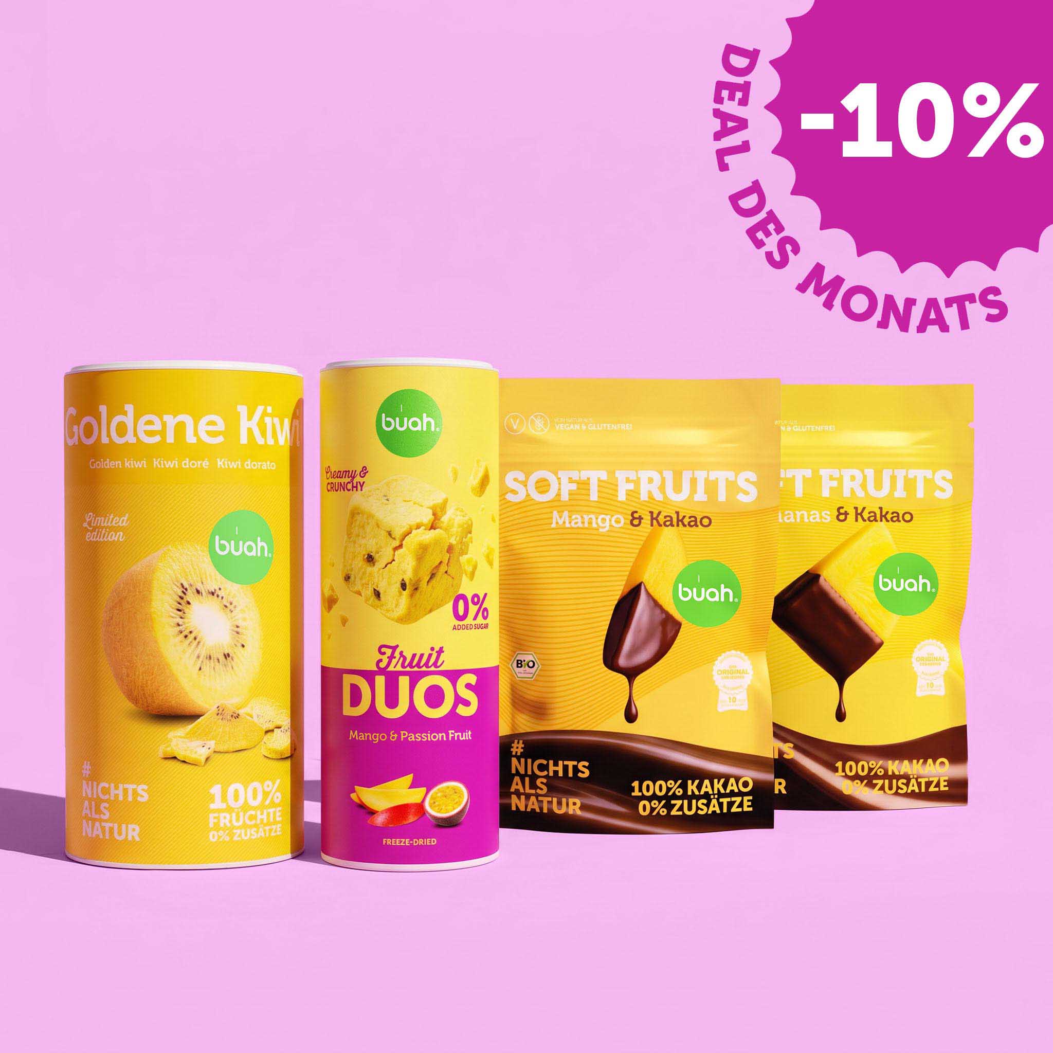Eine gelbe Dose buah Goldene Kiwi steht neben der Slim-Dose buah Fruit DUOS Mango & Passion Fruit. Rechts daneben stehen zwei gelbe Beutel buah Soft Fruits Mango & Kakao und Ananas & Kakao. Oben rechts ein Badge: „-10% DEAL DES MONATS“.