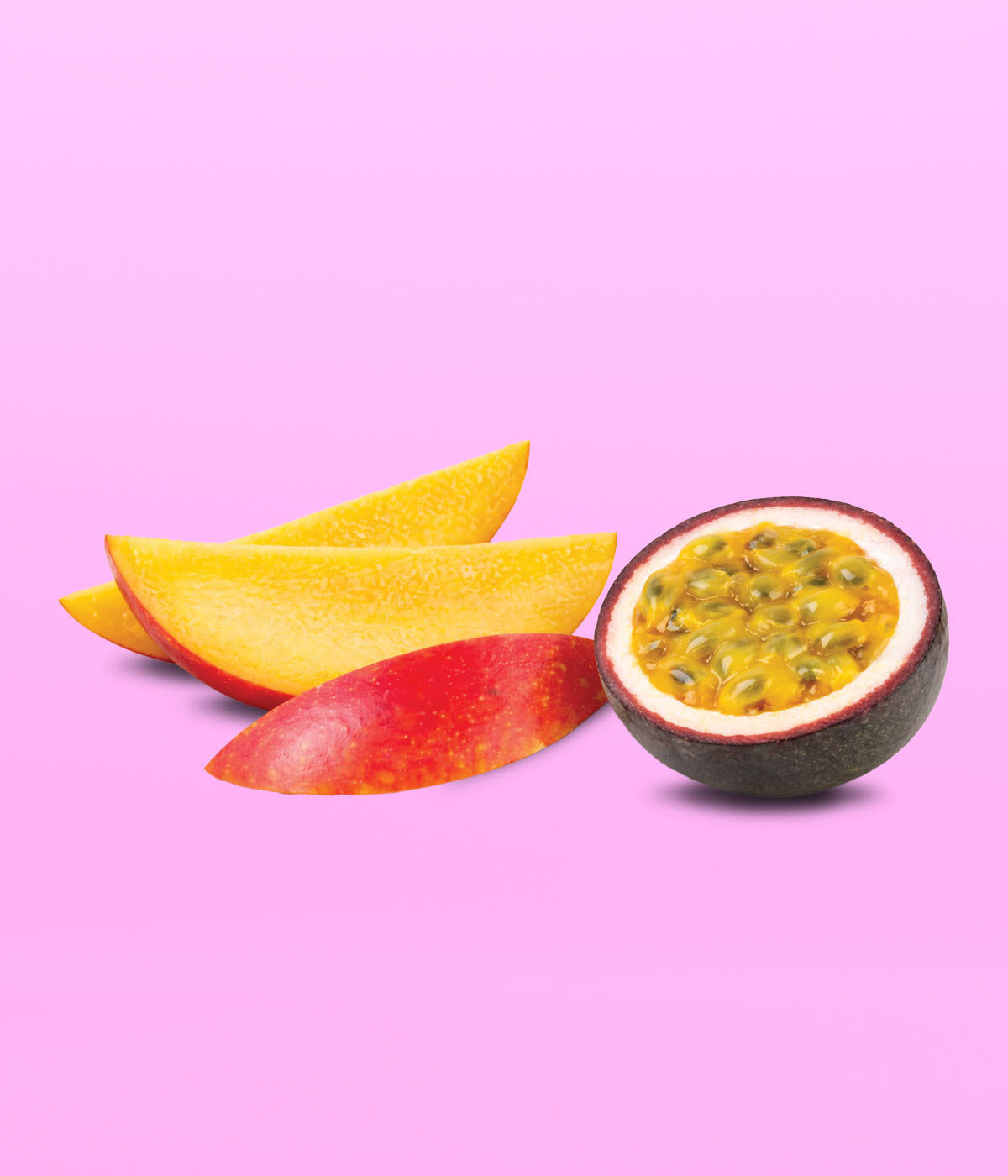 Ein Arrangement aus frischen Früchten vor einem rosafarbenen Hintergrund. Zu sehen sind Mango-Schnitze und eine aufgeschnittene Maracuja-Hälfte mit ihren typischen Kernen.