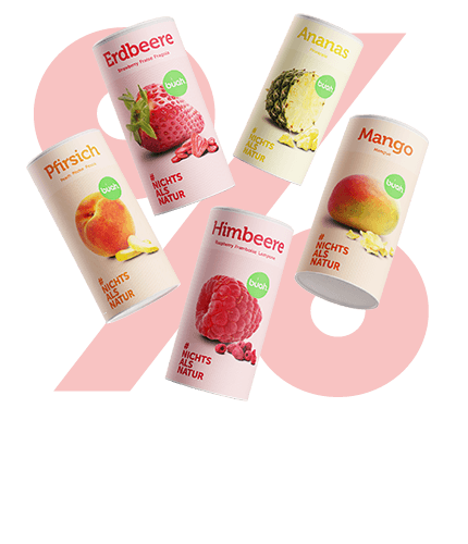 Fünf Dosen buah gefriergetrocknete Früchte (Pfirsich, Erdbeere, Ananas, Himbeere und Mango) schweben dynamisch vor einem großen weißen Prozentzeichen auf rosafarbenem Hintergrund.