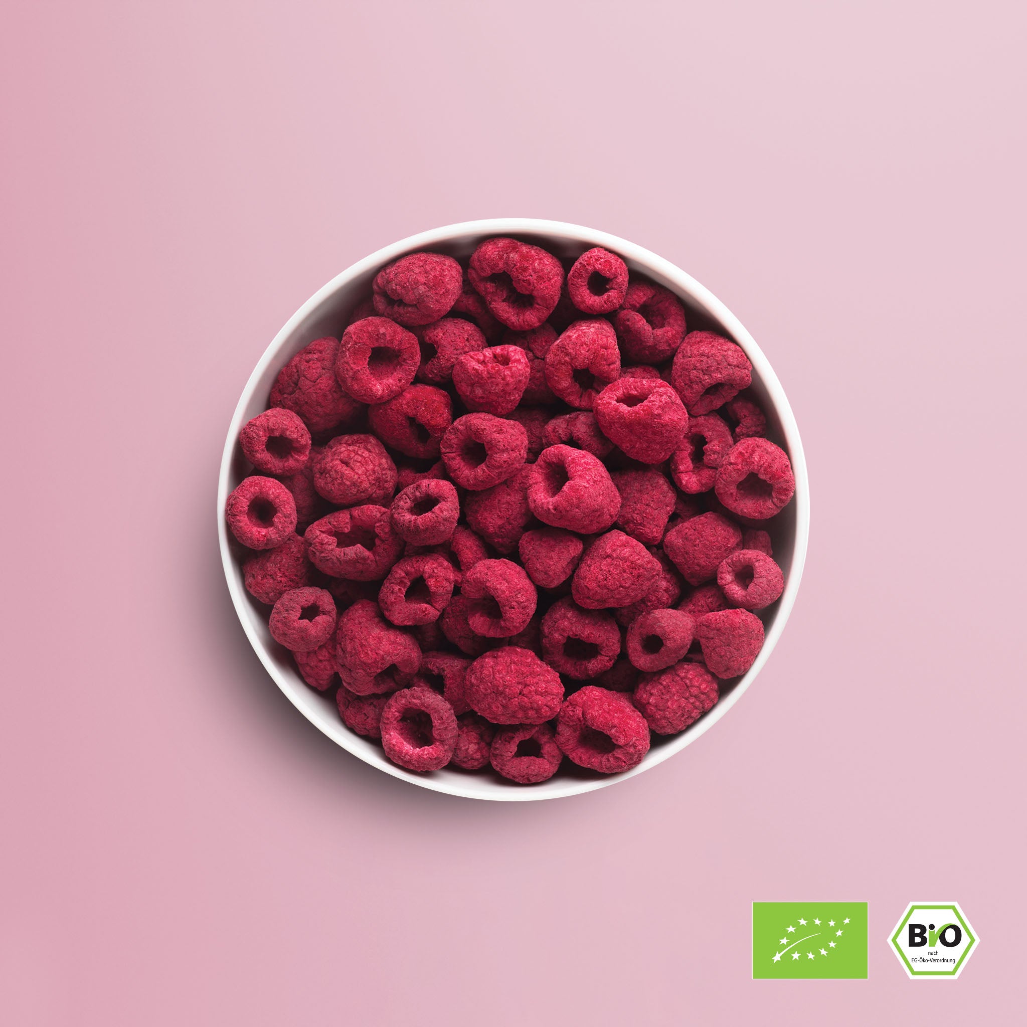 Dunkel-Rosa buah gefriergetrocknete Himbeeren liegen in einer Schale 