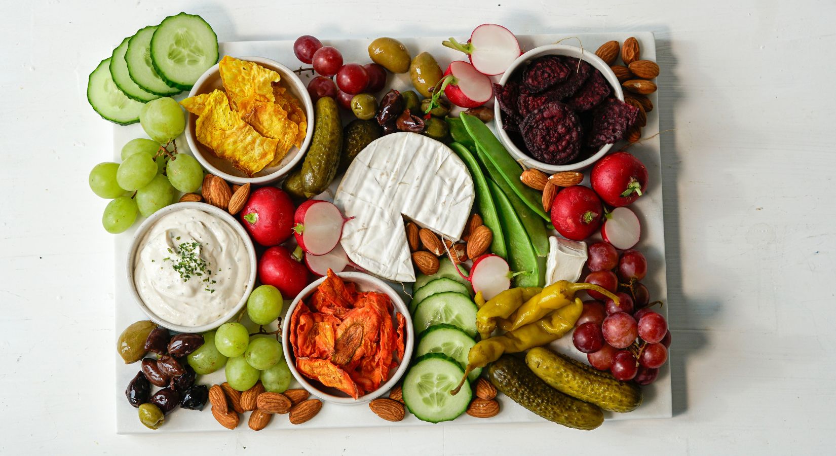 Snackboard mit frischem Gemuese, Obst und buah vakuumgetrocknetem Gemuese in Schalen