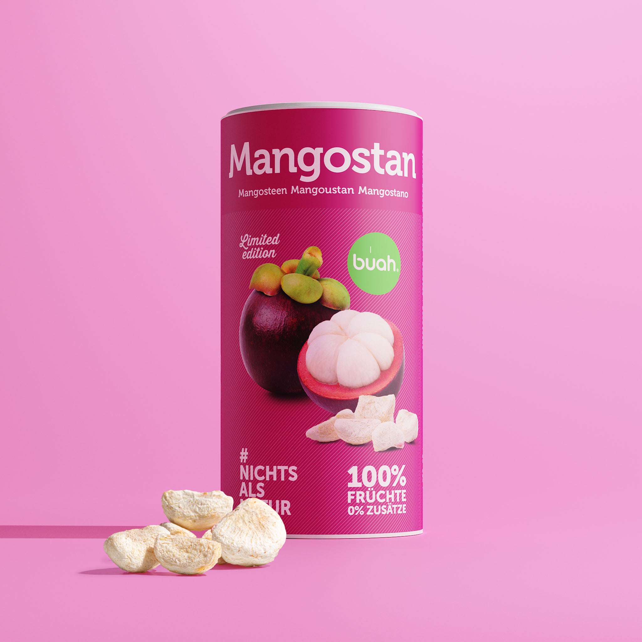 Eine pinke Dose buah gefriergetrocknete Mangostan steht im Zentrum vor einem pinken Hintergrund. Davor liegen passend einige knusprige Mangostanstücke.