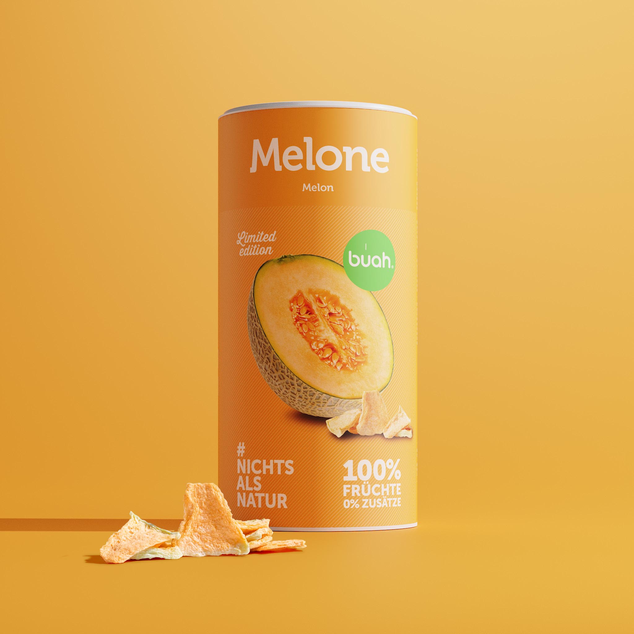 buah gefriergetrocknete Cantaloupe Melone in grosser zylinder Dose in Orange. Auf Dose Abbildung aufgeschnittener Melone. Vor Dose liegen Stuecke der Melone vor orangenem Hintergrund. 