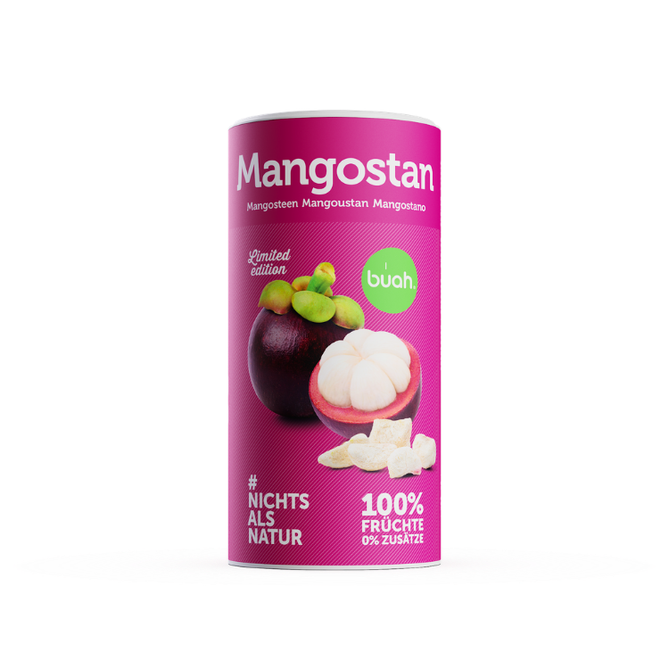 Eine pinke Dose buah gefriergetrocknete Mangostan (Limited Edition) steht freigestellt auf einem rein weißen Hintergrund. Im Vordergrund liegen knusprige Mangostan-Stücke.