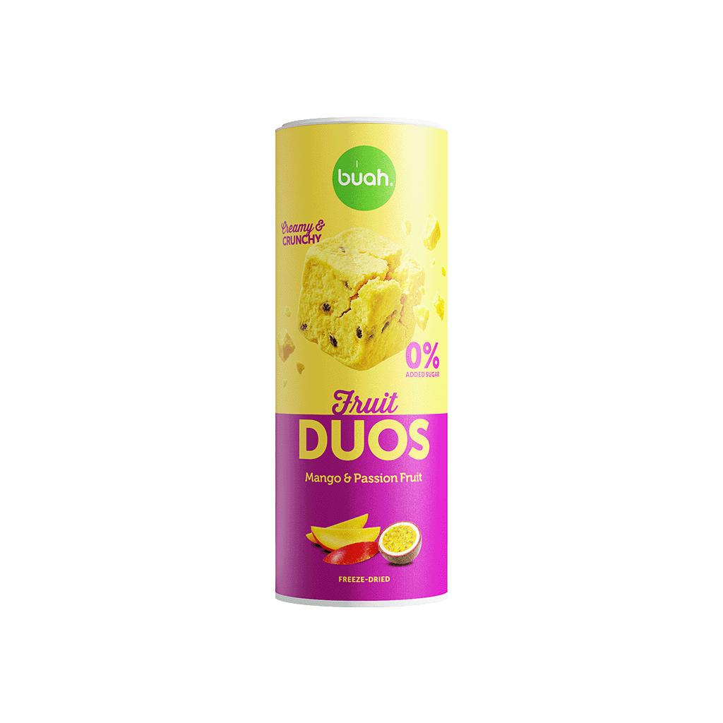 Eine hohe Slim-Dose buah Fruit DUOS Mango & Maracuja steht freigestellt auf einem weißen Hintergrund. Im Vordergrund schweben quadratische, gelbe Fruchtwürfel, die dunkle Maracujakerne enthalten.