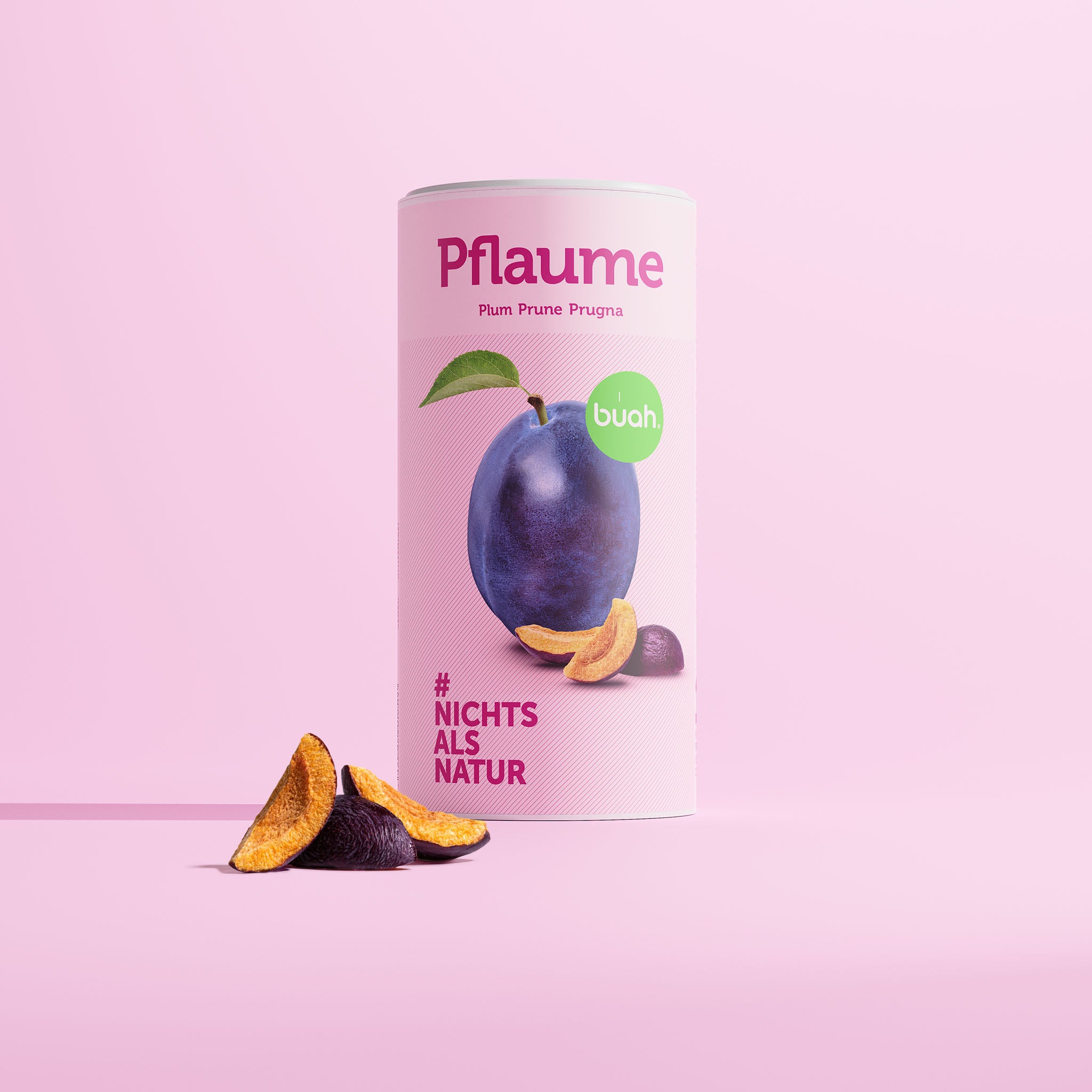 Grosse Dose buah gefriergetrocknete Pflaume mit einer frischen Pflaume auf der Zylinderfoermigern, rosa Packung und lila Schrift.