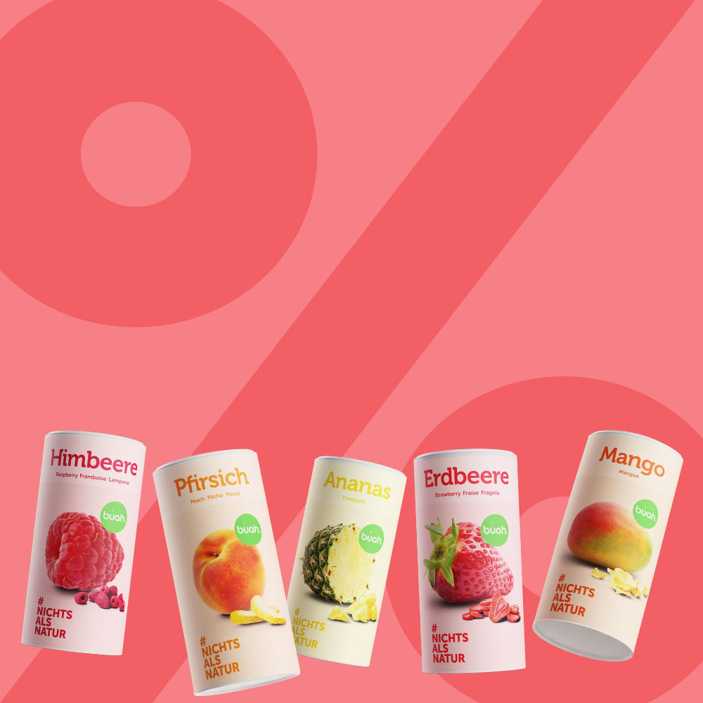 Ein Hochformat-Bild: Fünf Dosen buah gefriergetrocknete Früchte der Sorten Himbeere, Pfirsich, Ananas, Erdbeere und Mango stehen nebeneinander. Der Hintergrund ist pink mit einem riesigen, dunkelpinken Prozentzeichen.