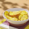 Video einer Person, die Gelbe Bete Chips von buah aus einer Schale nimmt